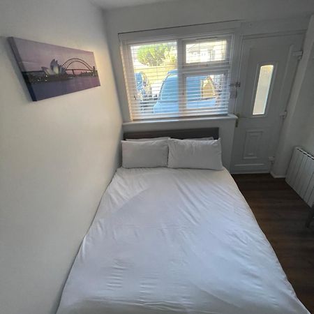 Fantastic Studio, Private Bathroom And Mini Kitchen. Thamesmead  外观 照片