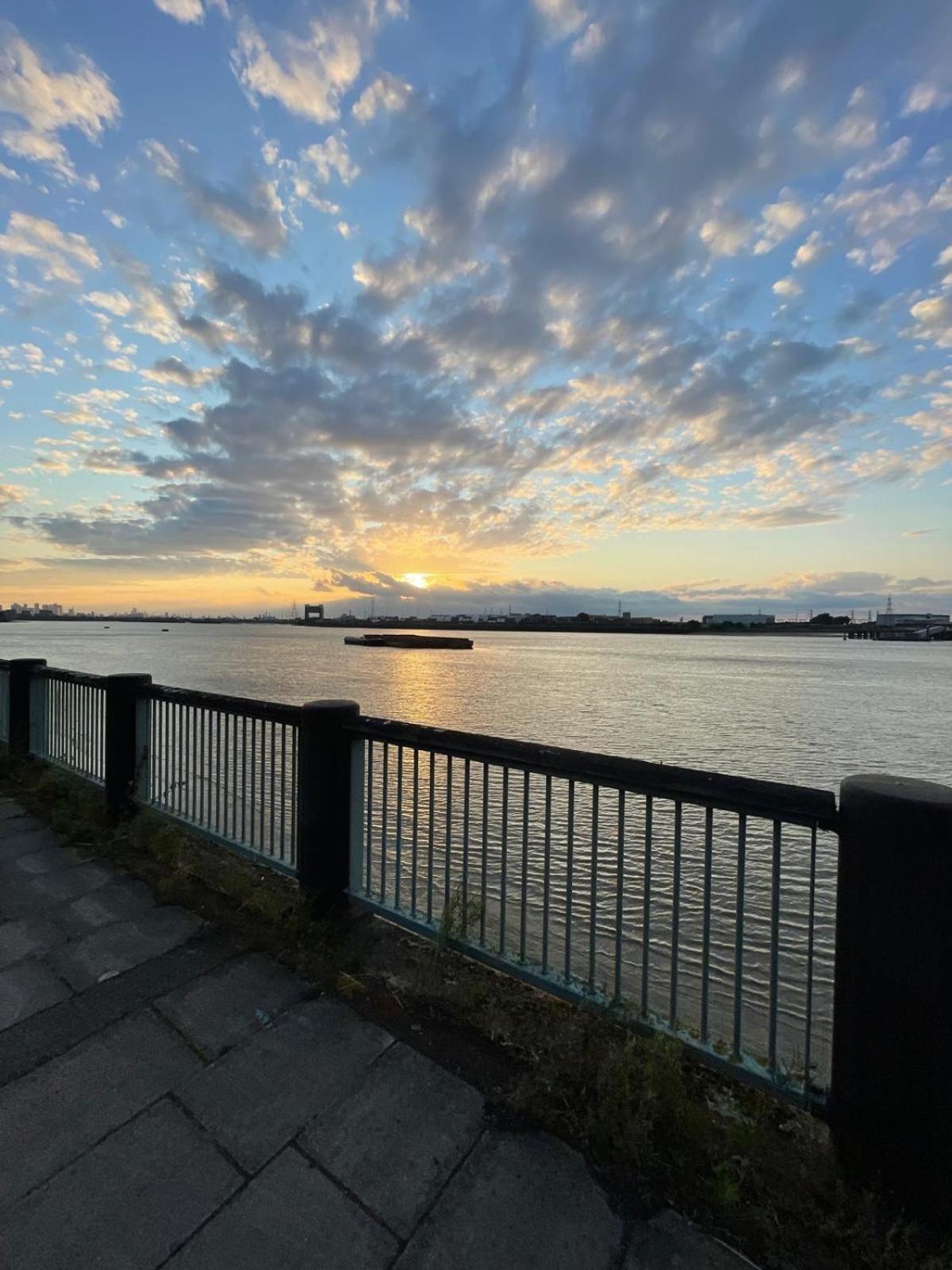 Fantastic Studio, Private Bathroom And Mini Kitchen. Thamesmead  外观 照片